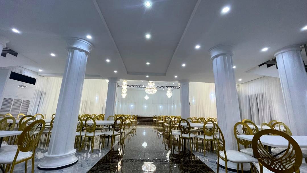 The main hall under full chandelier light